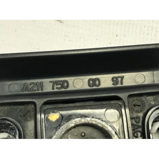 Відбійник кришки багажника Mercedes-Benz E-Class W211 2002-2009 A2117500097
